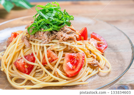 Cold tuna pasta with perilla and tomatoes Cold tuna pasta with perilla and tomatoes 133834603