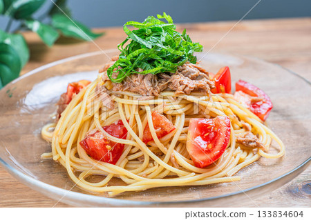 Cold tuna pasta with perilla and tomatoes Cold tuna pasta with perilla and tomatoes 133834604