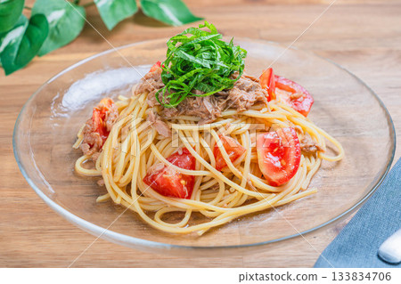 Cold tuna pasta with perilla and tomatoes 133834706