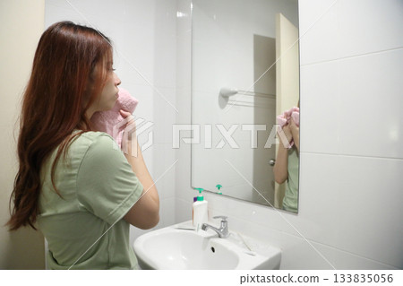 Washing Face 133835056