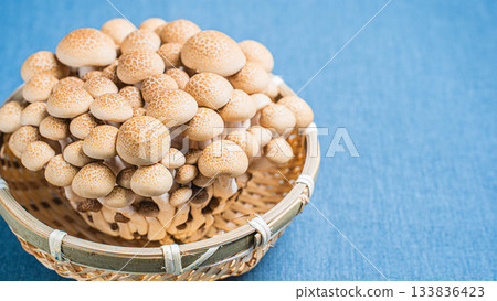 一籃新鮮的白玉菇，為您的餐桌增添色彩。 133836423