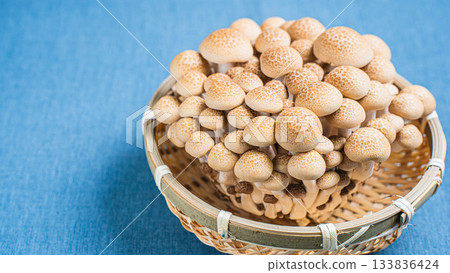 一籃新鮮的白玉菇，為您的餐桌增添色彩。 133836424