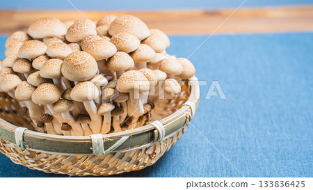 一籃新鮮的白玉菇，為您的餐桌增添色彩。 133836425