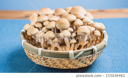 一籃新鮮的白玉菇，為您的餐桌增添色彩。 133836462