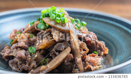 煮熟的牛肉和牛蒡 133836785