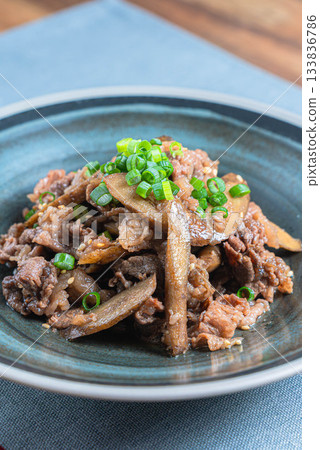 煮熟的牛肉和牛蒡 133836786