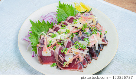 佐以豐富佐料的炙烤鰹魚 133836787