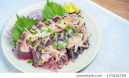 佐以豐富佐料的炙烤鰹魚 133836789