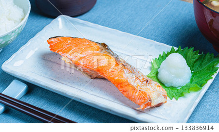 烤鹹鮭魚佐白蘿蔔絲－日式套餐 133836914