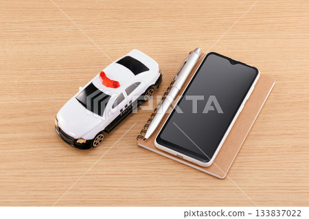 警車和智能手機 133837022