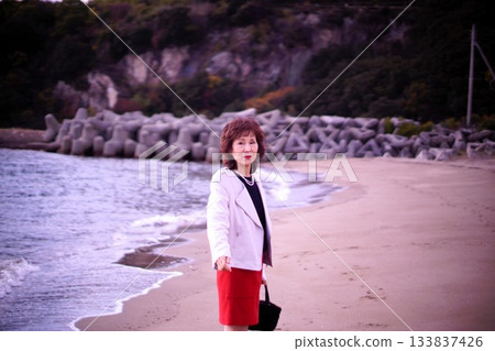 海灘上的健康老婦人 海灘上的健康老婦人 133837426