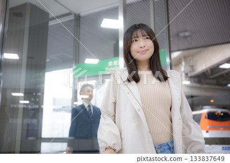 A woman moving around with a suitcase at a station or airport, the image of going on a trip or outing A woman moving around with a suitcase at a station or airport, the image of going on a trip or outing 133837649