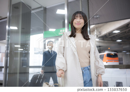 一位女士拖著行李箱在車站或機場走動,這幅畫面展現了她即將出行或郊遊的情景。 一位女士拖著行李箱在車站或機場走動,這幅畫面展現了她即將出行或郊遊的情景。 133837650