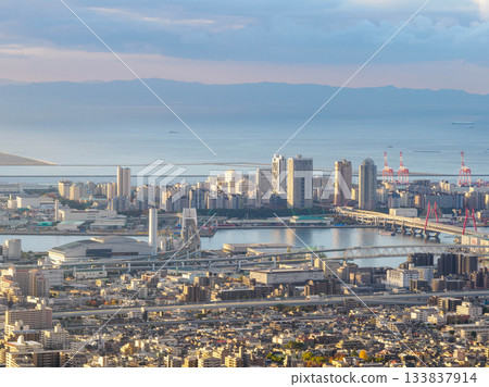 清晨從六甲城中心眺望神戶市中心的景色。 清晨從六甲城中心眺望神戶市中心的景色。 133837914