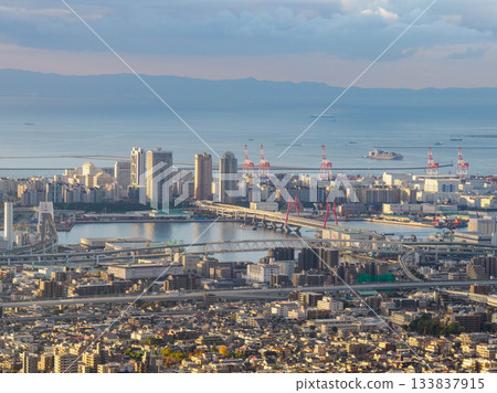 清晨從六甲城中心眺望神戶市中心的景色。 133837915