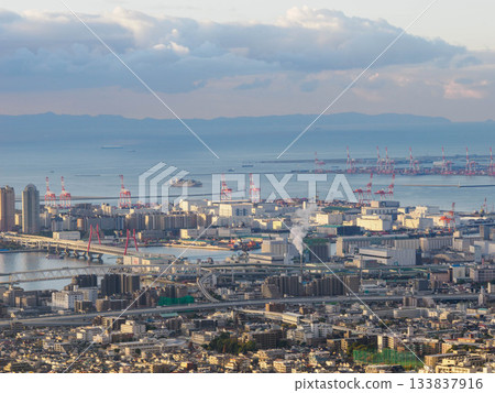 清晨從六甲城中心眺望神戶市中心的景色。 清晨從六甲城中心眺望神戶市中心的景色。 133837916