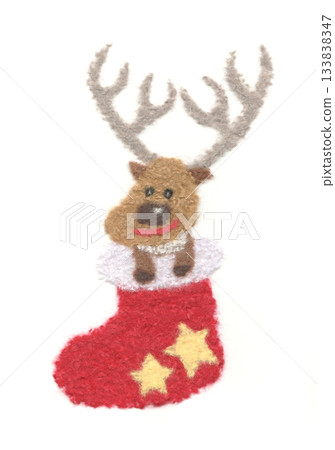 聖誕節素材：一隻可愛的小馴鹿從紅色長襪裡探出頭來，毛茸茸的，非常可愛。 133838347