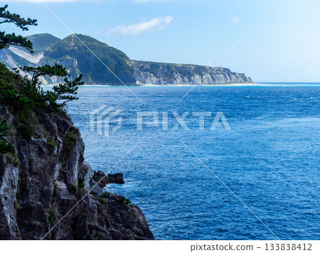 The beautiful white coast of Niijima's Kamitohana as seen from Shikinejima 133838412
