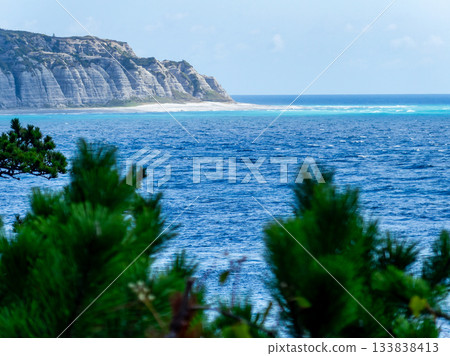從式根島眺望新島上花的美麗白色海岸線 從式根島眺望新島上花的美麗白色海岸線 133838413