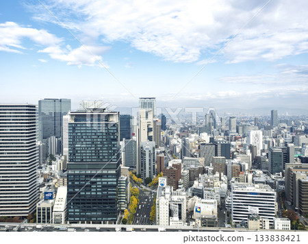 大阪的城市景觀在藍天的背景下熠熠生輝 133838421