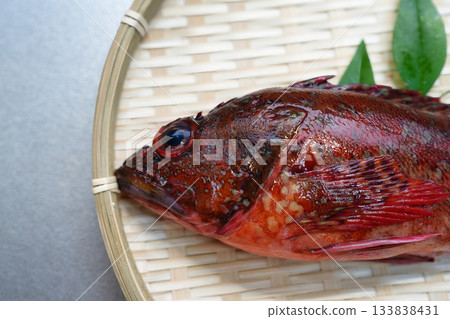 新鮮捕撈的石斑魚,來自大海的奢華饋贈。 新鮮捕撈的石斑魚,來自大海的奢華饋贈。 133838431
