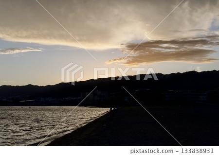 兵庫縣西宮市大前濱海灘的黃昏 133838931