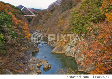 Autumn leaves seen from Takatsudo Bridge and Hataki Bridge 133839237