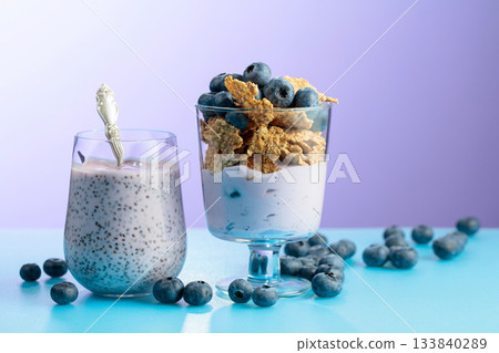 Blueberry dessert with rye flakes and smoothie with chia seeds. 133840289