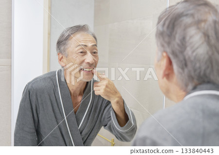 老年男性口腔護理 133840443