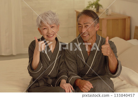 一對老年夫婦在臥室裡看到了好兆頭，晚上很開心。 133840457