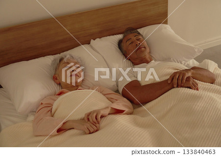 一對老年夫婦正在臥室睡覺 133840463