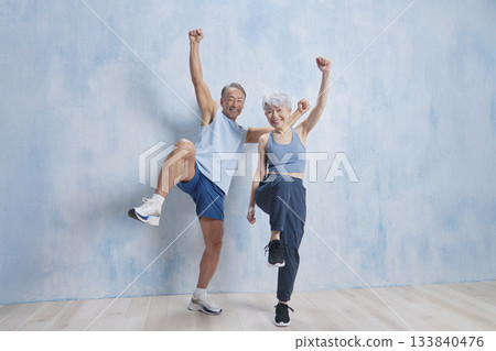 老年男女正在進行活力四射的全身鍛煉 133840476
