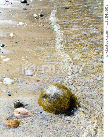 背景資料:波光粼粼的海岸 背景資料:波光粼粼的海岸 133840605