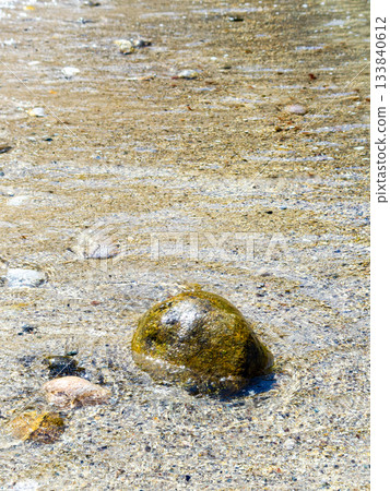 背景資料:波光粼粼的海岸 背景資料:波光粼粼的海岸 133840612