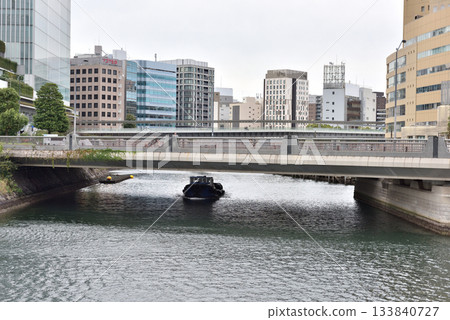 從橫濱大岡川駛向港未來運河的船隻正從橋下經過 133840727