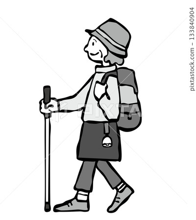 一位佩戴熊鈴鐺的老年婦女健行 133840904