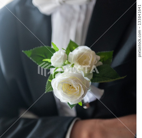 燕尾服胸前白色胸花的特寫 133841641