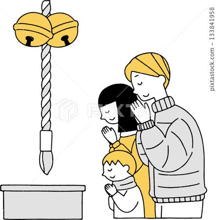 新年伊始,一家人第一次參拜神社 新年伊始,一家人第一次參拜神社 133841958