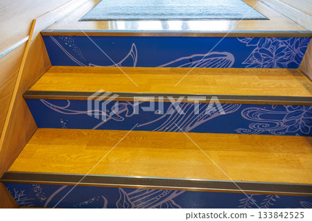 船上繪有座頭鯨和蝠魟的圖案。人們正在送別它們。這是從座間味港駛往那霸泊港的船上景象。 133842525