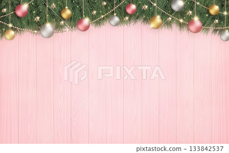 一棵閃閃發光的聖誕樹和一條水平的粉紅色木紋背景 133842537