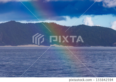 海面上出現了一道巨大的彩虹。經過基地。我登上了“座間味女王3號”,從座間味港前往那霸泊港。座間味港海岸附近,是座間味島。 海面上出現了一道巨大的彩虹。經過基地。我登上了“座間味女王3號”,從座間味港前往那霸泊港。座間味港海岸附近,是座間味島。 133842594