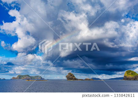 海面上出現了一道巨大的彩虹。經過基地。我登上了“座間味女王3號”,從座間味港前往那霸泊港。座間味港海岸附近,是座間味島。 海面上出現了一道巨大的彩虹。經過基地。我登上了“座間味女王3號”,從座間味港前往那霸泊港。座間味港海岸附近,是座間味島。 133842611