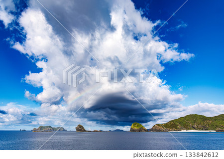 海面上出現了一道巨大的彩虹。經過基地。我登上了“座間味女王3號”,從座間味港前往那霸泊港。座間味港海岸附近,是座間味島。 海面上出現了一道巨大的彩虹。經過基地。我登上了“座間味女王3號”,從座間味港前往那霸泊港。座間味港海岸附近,是座間味島。 133842612