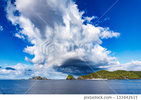 海面上出現了一道巨大的彩虹。經過基地。我登上了“座間味女王3號”,從座間味港前往那霸泊港。座間味港海岸附近,是座間味島。 海面上出現了一道巨大的彩虹。經過基地。我登上了“座間味女王3號”,從座間味港前往那霸泊港。座間味港海岸附近,是座間味島。 133842615