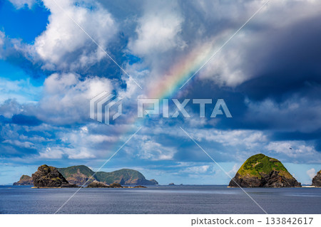 海面上出現了一道巨大的彩虹。經過基地。我登上了“座間味女王3號”，從座間味港前往那霸泊港。座間味港海岸附近，是座間味島。 133842617