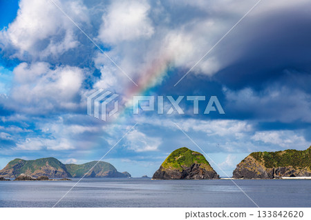 海面上出現了一道巨大的彩虹。經過基地。我登上了“座間味女王3號”，從座間味港前往那霸泊港。座間味港海岸附近，是座間味島。 133842620