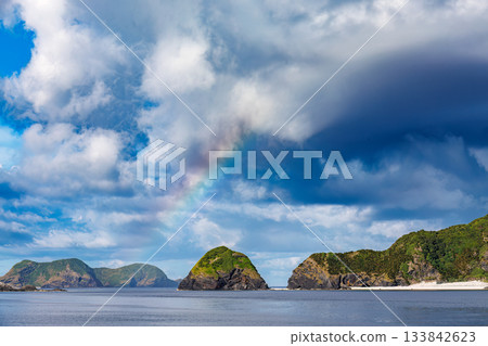 海面上出現了一道巨大的彩虹。經過基地。我登上了“座間味女王3號”,從座間味港前往那霸泊港。座間味港海岸附近,是座間味島。 海面上出現了一道巨大的彩虹。經過基地。我登上了“座間味女王3號”,從座間味港前往那霸泊港。座間味港海岸附近,是座間味島。 133842623