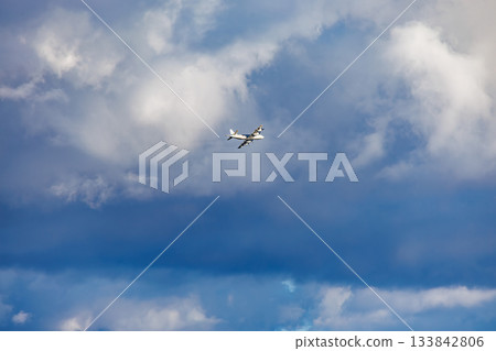 一架航空自衛隊的運輸機從頭頂飛過。我們登上了「座間味女王3號」。我們的目的地是慶良間群島的座間味島。 一架航空自衛隊的運輸機從頭頂飛過。我們登上了「座間味女王3號」。我們的目的地是慶良間群島的座間味島。 133842806