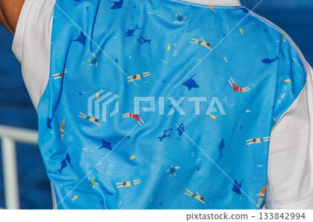 A T-shirt with lots of marine life on it. I boarded the Queen Zamami 3. I went to Zamami Island in the Kerama Islands. 133842994