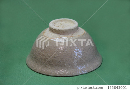 一款以稻草灰釉料製成的萩燒茶碗，呈現出精緻的乳白色。 133843001